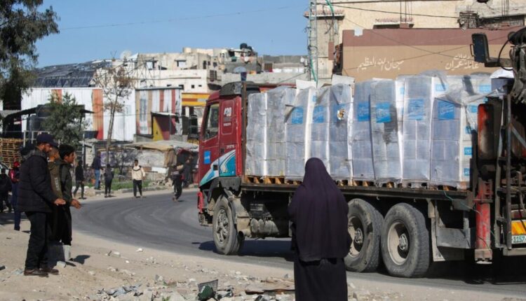 إسرائيل تخفض المساعدات الإنسانية لغزة ردا على "ملف الرهائن