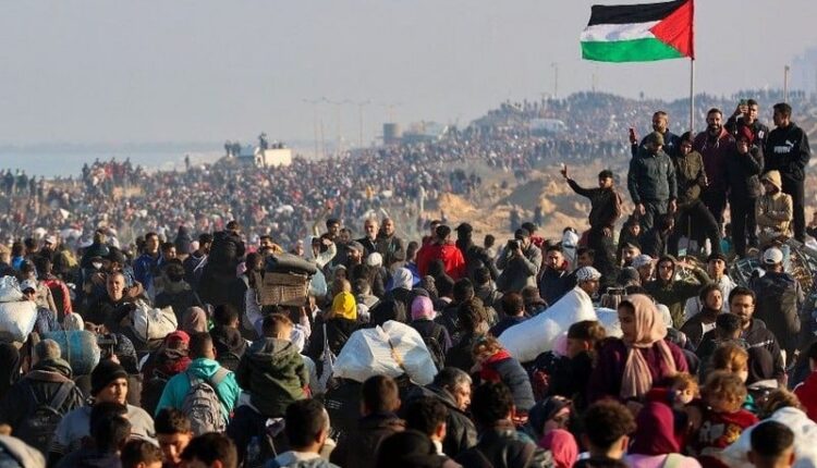 آلاف النازحين يعودون وآلاف النازحين يعلن إعادة انتشاره