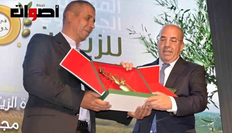 تسليم تذكار تكريم إلى وزير الفلاحة والصيد البحري على هامش المعرض
