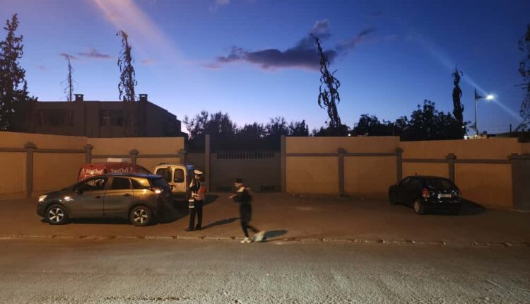 عدد من السيارات متوقفة إلى جانب سيارة المراسل الصحفي ياسين بن عدي والتي لم تسجل في حقها أي مخالفة عكس سيارة المراسل؟؟