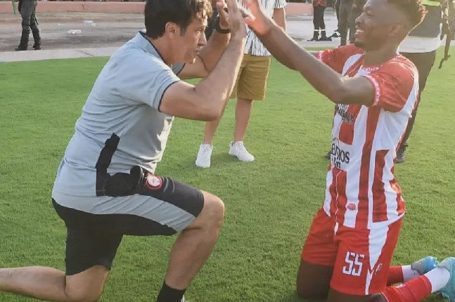 أزمة متصاعدة بين مدرب الكوكب المراكشي هشام الدميعي ورئيس النادي إدريس حنيفة