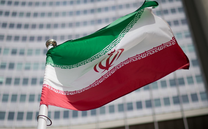 إيران تؤكد تمسكها بإدارة مضيق هرمز