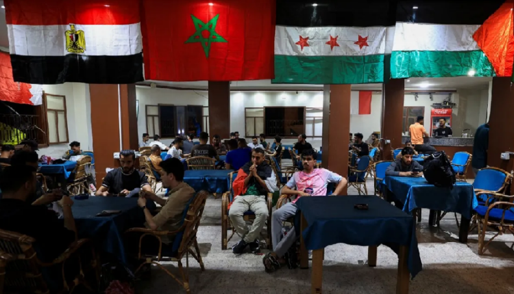 غزيون يتابعون كأس العالم وسط آثار الحرب