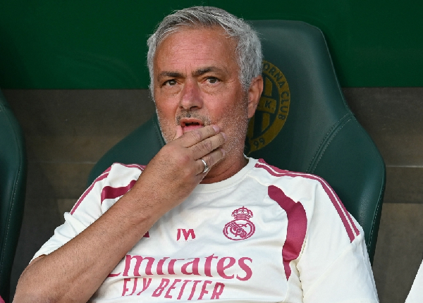 مورينيو يقلص قائمة ريال مدريد ويهدد نجوم الفريق